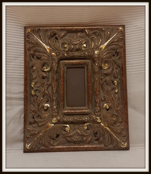 020.2023. Rama z liściem akantu. In 10,5 x 5,5 cm , Out 30,5 x 25,5 cm